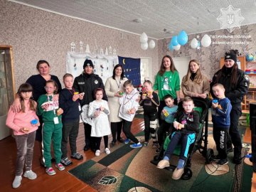 На Волині патрульні подарували краплинку радості малечі