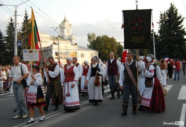 «Поліське літо з фольклором» завершили парадом, концертом і феєрверком. ФОТО