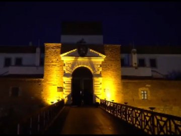 У замку на Рівненщині чоловік оригінально освідчився у коханні. ВІДЕО