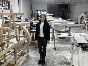 Волинянка з чоловіком налагоджує бізнес із виготовлення дитячих майданчиків