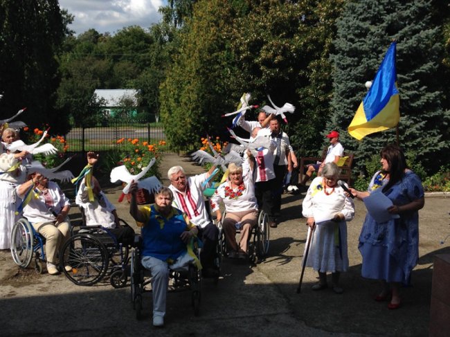 «Любіть Україну»: у луцькому центрі люди особливої долі влаштували флешмоб. ФОТО