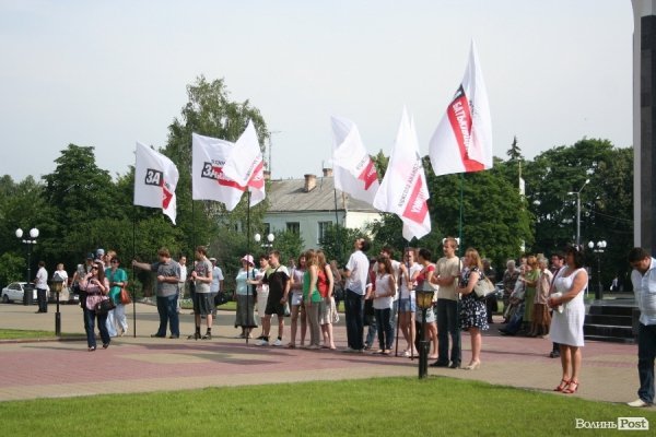 Під стінами облради мітингує опозиція