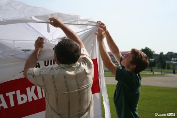Під стінами облради мітингує опозиція
