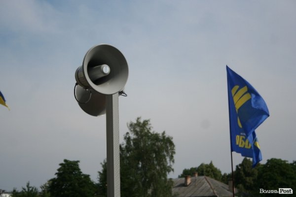 Під стінами облради мітингує опозиція