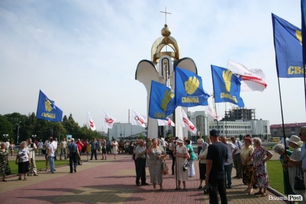 Під стінами облради мітингує опозиція