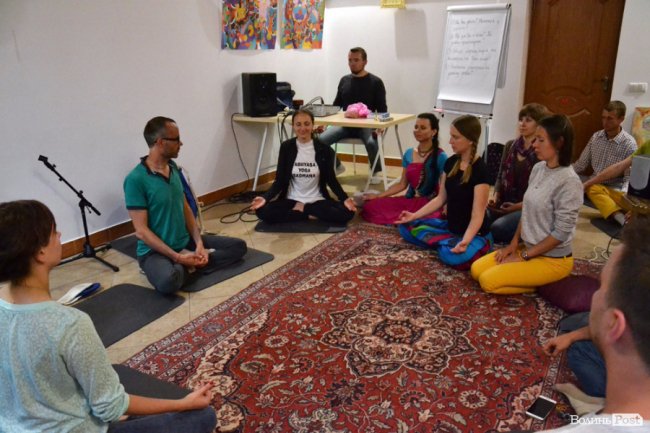 Тусівка для йогів: як у Луцьку медитували та просвітлювалися