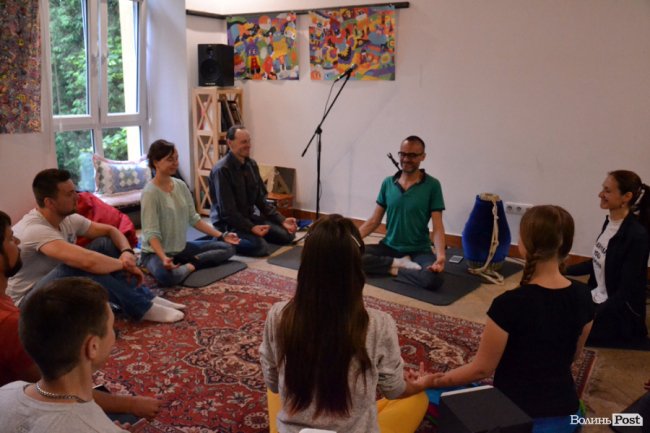 Тусівка для йогів: як у Луцьку медитували та просвітлювалися