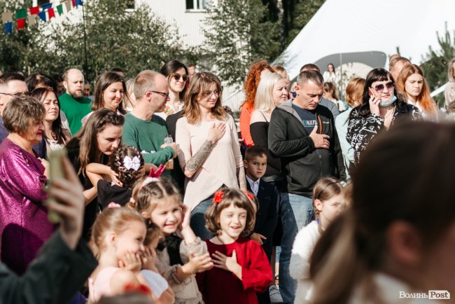 У новій локації і… з котом: як в інноваційній луцькій школі «ThinkGlobal» 1 вересня відзначали. ФОТО* 