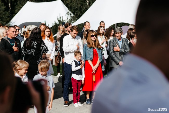 У новій локації і… з котом: як в інноваційній луцькій школі «ThinkGlobal» 1 вересня відзначали. ФОТО* 