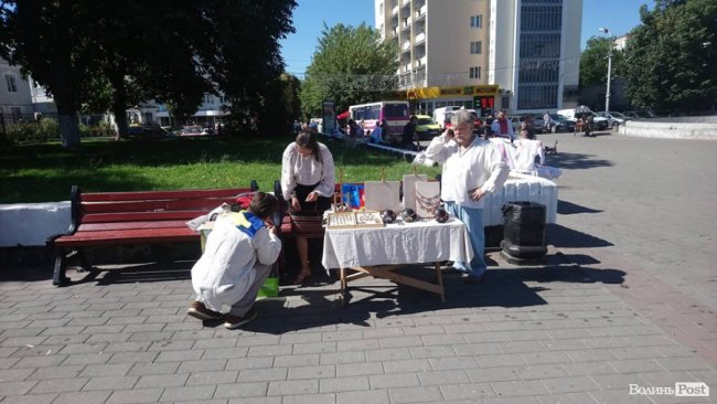 У центрі Луцька встановлюють етнографічні майданчики. ФОТО