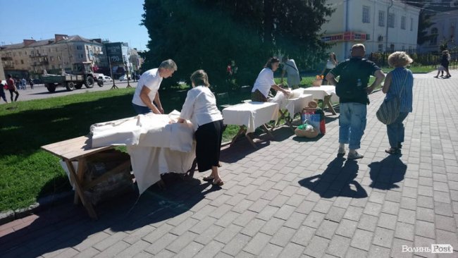У центрі Луцька встановлюють етнографічні майданчики. ФОТО