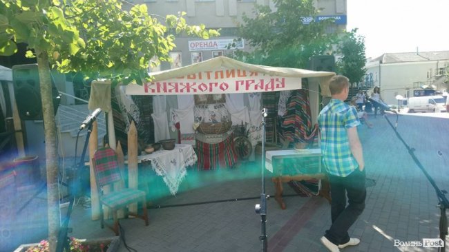 У центрі Луцька встановлюють етнографічні майданчики. ФОТО