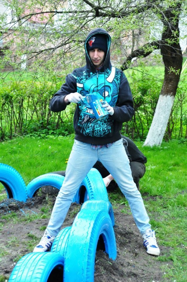 Як лучани допомогли облаштувати майданчик у дитбудинку. ФОТО