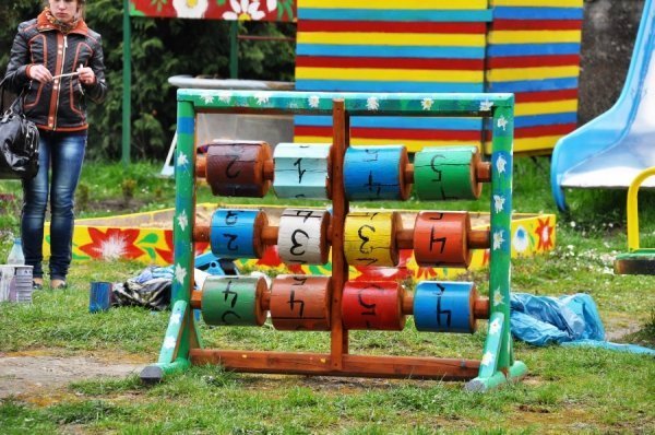 Як лучани допомогли облаштувати майданчик у дитбудинку. ФОТО