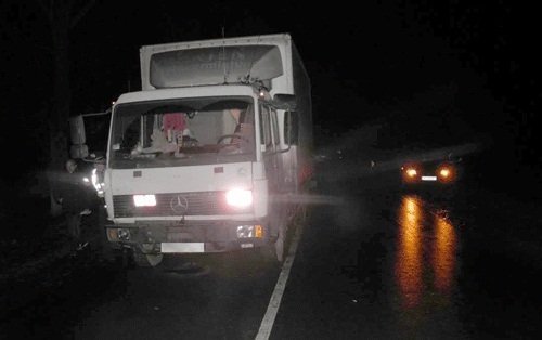 Вантажний мерседес вбив жінку. ФОТО