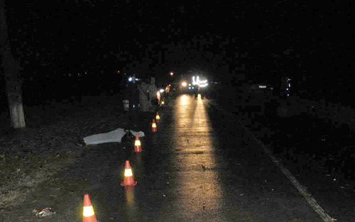 Вантажний мерседес вбив жінку. ФОТО