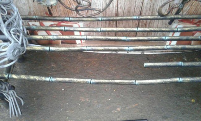 У центрі Луцька вандали порізали новорічну кулю. ФОТО