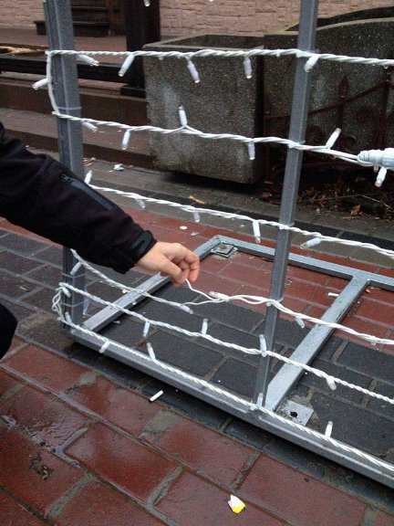 У центрі Луцька вандали порізали новорічну кулю. ФОТО