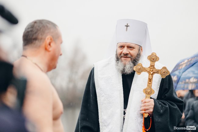 Водохреще у Луцьку: освячення води в річці Стир та занурення лучан. ФОТОРЕПОРТАЖ