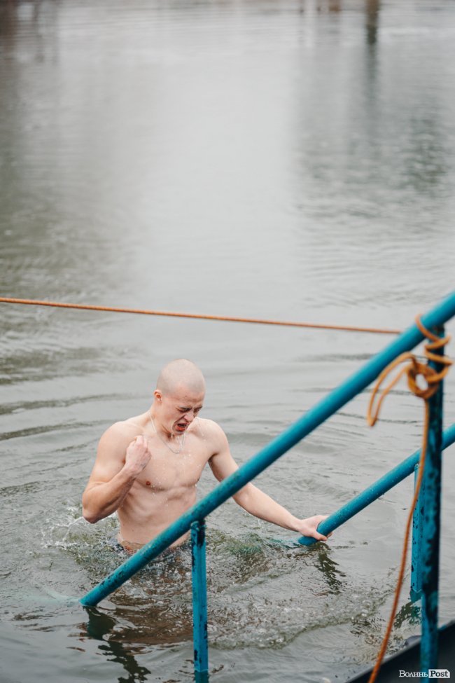 Водохреще у Луцьку: освячення води в річці Стир та занурення лучан. ФОТОРЕПОРТАЖ