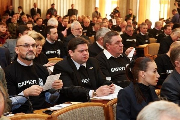 Харківські депутати прийшли на сесію у футболках «Беркут»