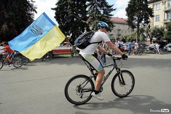 Масовий велопробіг до Дня Незалежності в Луцьку. ФОТО