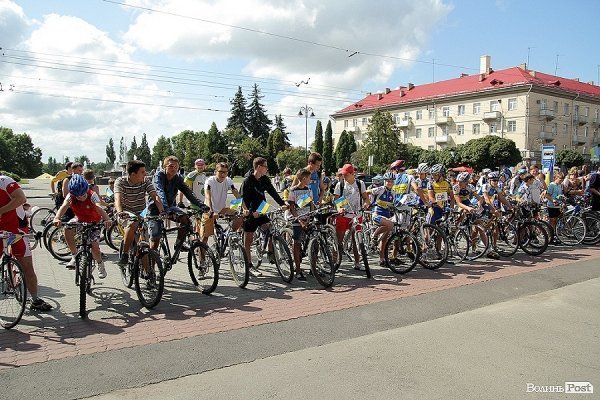 Масовий велопробіг до Дня Незалежності в Луцьку. ФОТО