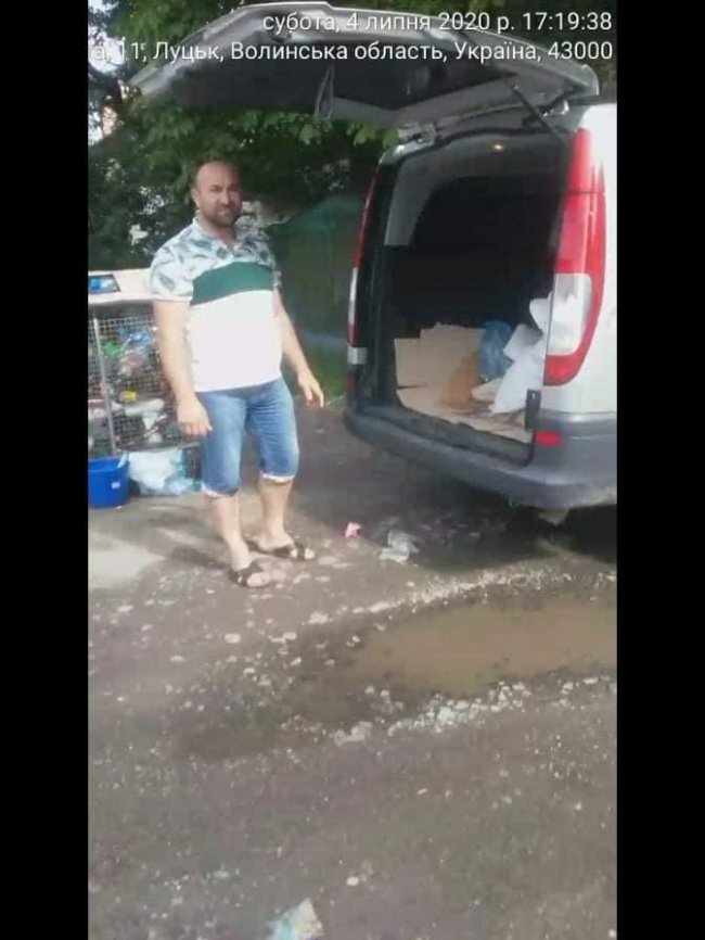 Муніципали спіймали людей, які з передмістя звозили будівельне сміття до Луцька. ФОТО