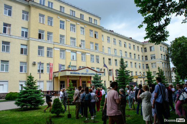 Люди з пересадженими органами посадили біля лікарні у Луцьку Алею життя. ФОТО