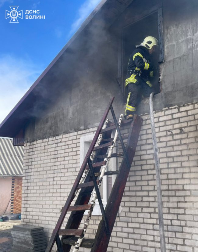 На Волині горіли дві господарські споруди та житловий будинок
