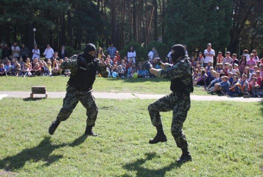 Під Луцьком міліція і козаки розважали дітей. ФОТО