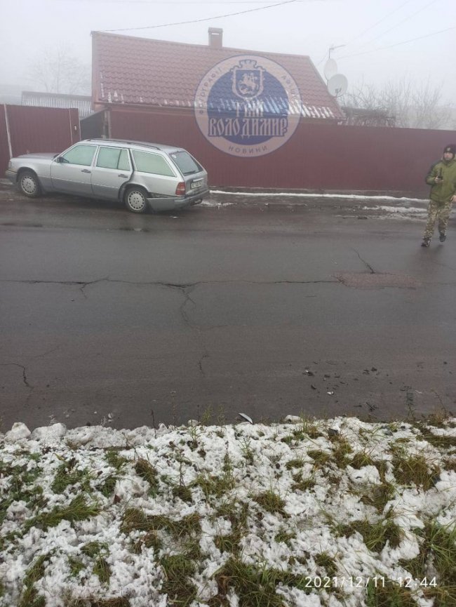 На Волині п’яний таксист в’їхав у Mercedes. ФОТО
