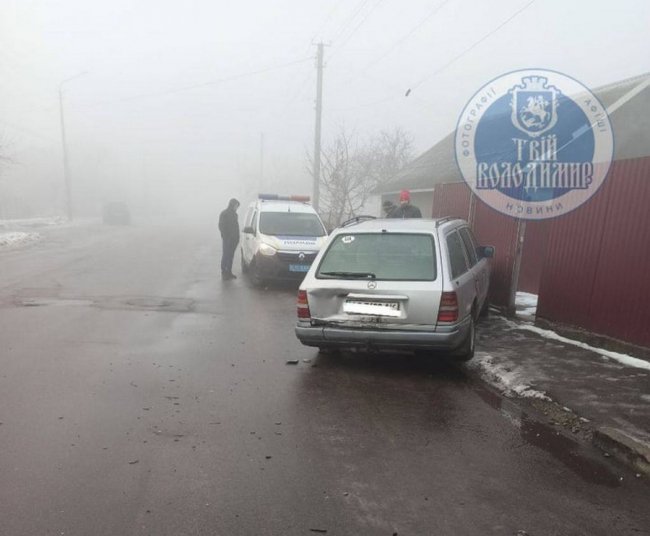 На Волині п’яний таксист в’їхав у Mercedes. ФОТО