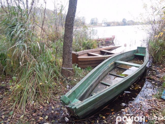 Безлюддя і човни з водою: волинське озеро восени. ФОТО