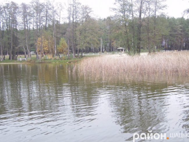 Безлюддя і човни з водою: волинське озеро восени. ФОТО