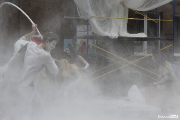 Експериментальний білоруський театр епатував луцьку публіку. ФОТО. ВІДЕО