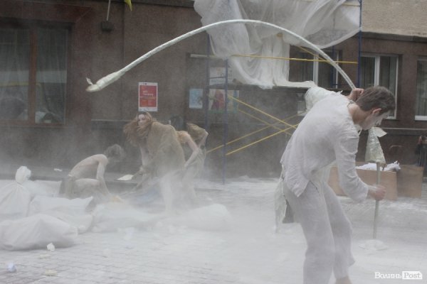 Експериментальний білоруський театр епатував луцьку публіку. ФОТО. ВІДЕО