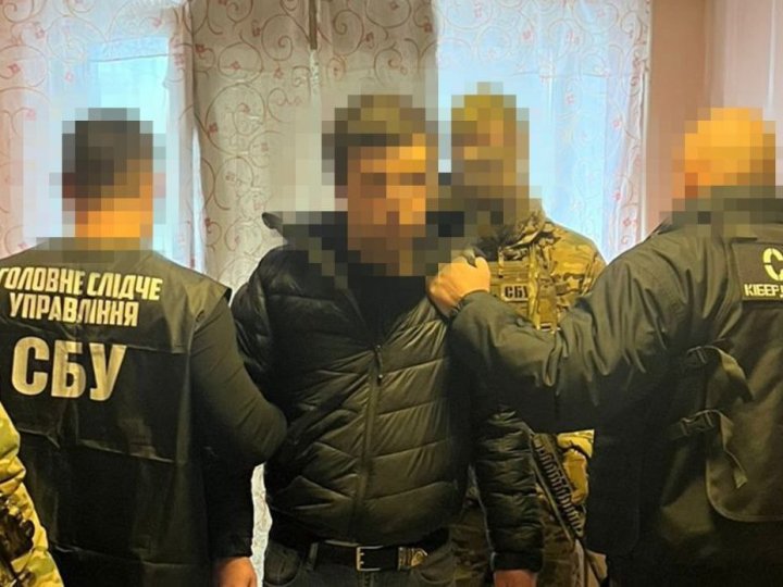 Зливав росіянам дані про військових і волонтерів: СБУ вполювала «крота» в банку