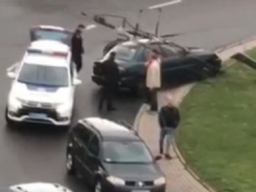 У Луцьку на кільці водій зніс дорожній знак. ВІДЕО