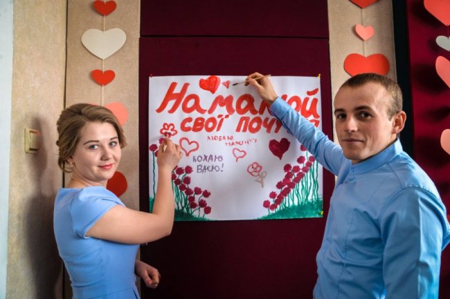 Закохані рожищани малювали своє кохання. ФОТО