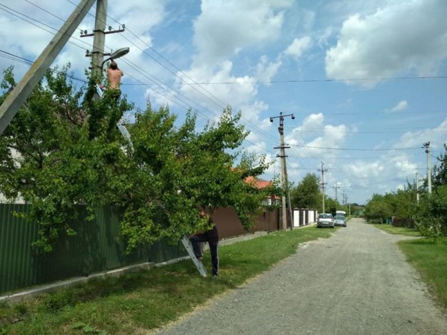У волинському селищі люди власними силами ремонтують вуличне освітлення. ФОТО