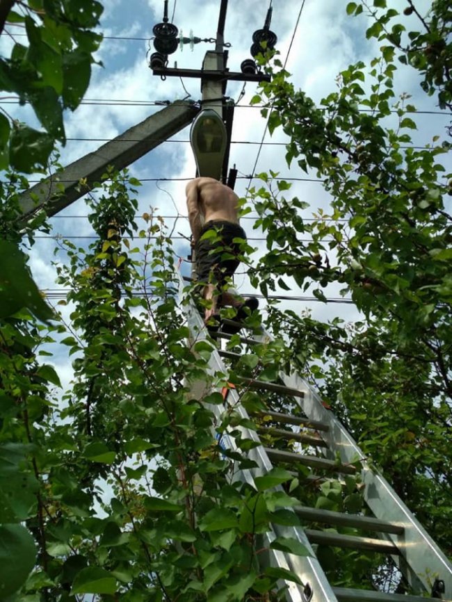 У волинському селищі люди власними силами ремонтують вуличне освітлення. ФОТО