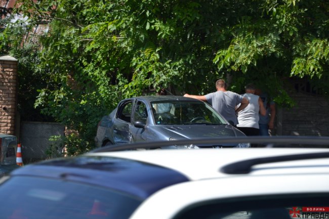 Аварія в Луцьку: одну з автівок відкинуло на тротуар 