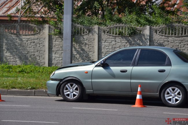 Аварія в Луцьку: одну з автівок відкинуло на тротуар 