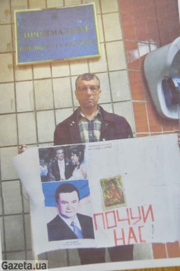 Волинянин погрожує вбити себе у центрі Львова. ФОТО