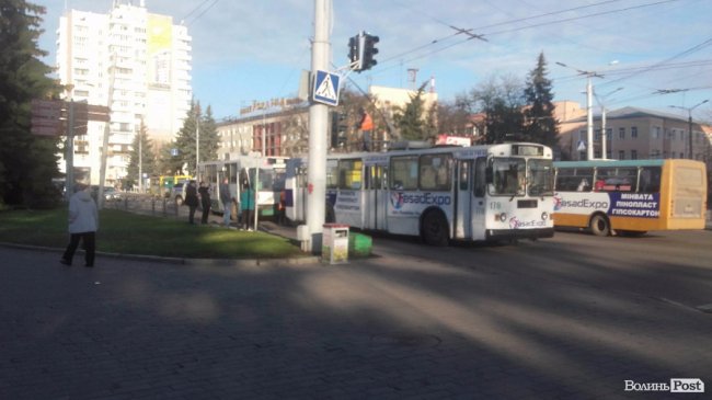 У центрі Луцька – затор із тролейбусів. ФОТО