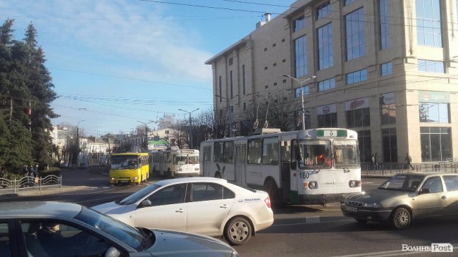 У центрі Луцька – затор із тролейбусів. ФОТО
