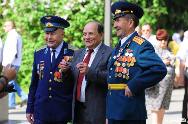 З маками і трояндами: у Луцьку відзначили річницю перемоги над нацизмом. ФОТО