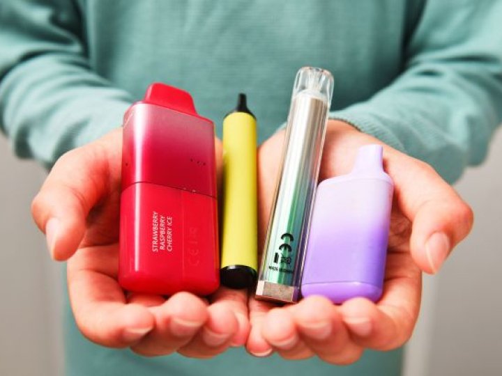 На Волині судили учня, який курив «електронку» у ліцеї