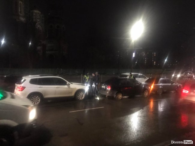 У Луцьку – ДТП: зіткнулися три автівки. ФОТО